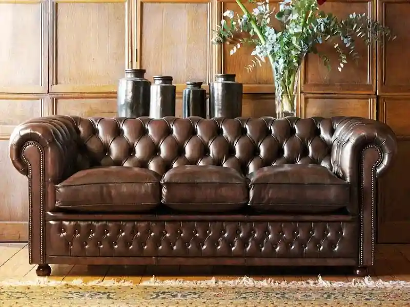 Chesterfield sofa i en moderne stue. Det gjenstår å oppdage hvor konfortabel den er.